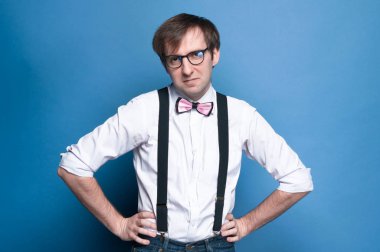 Stüdyoda poz veren yakışıklı bir adamın portresi.