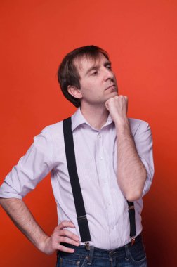 Stüdyoda poz veren yakışıklı bir adamın portresi.