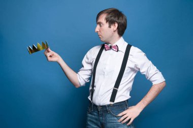 Stüdyoda poz veren yakışıklı bir adamın portresi.