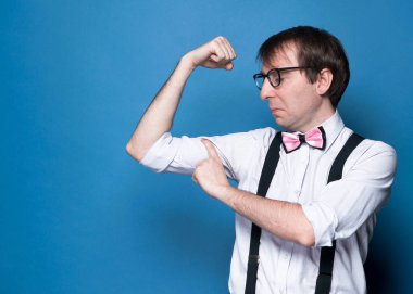 Stüdyoda poz veren yakışıklı bir adamın portresi.