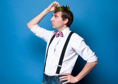 Stüdyoda poz veren yakışıklı bir adamın portresi.