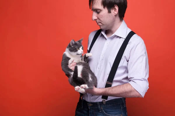 Hezký Mladý Muž Drží Roztomilou Kočku Rukou — Stock fotografie
