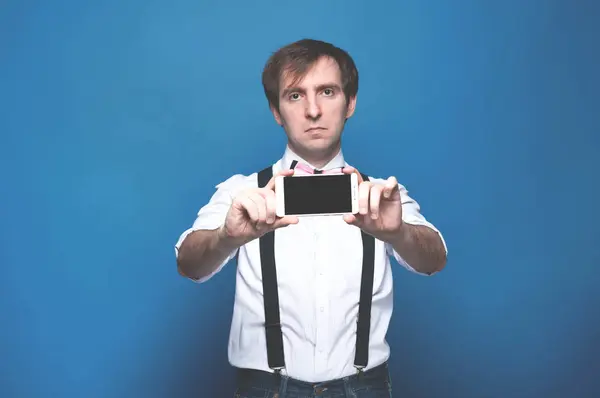 Mladý Pohledný Muž Chytrým Telefonem Pozadí Studia — Stock fotografie