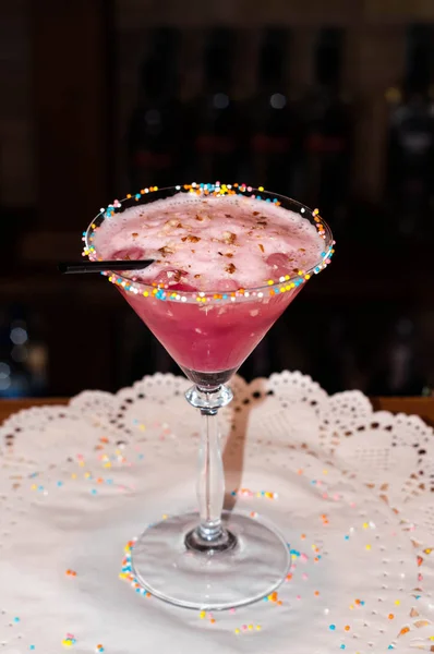 Високий Кут Зору Рожевого Алкогольного Коктейлю Склі Високою Ногою Чорною — стокове фото