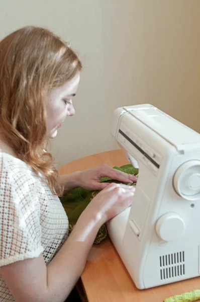 Vue Latérale Couturière Couture Tissu Vert Avec Machine Scier Blanche — Photo