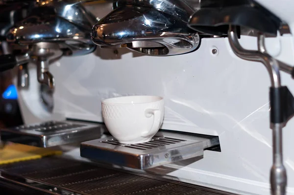 Tasse Blanche Dans Machine Café Versant Dans Café — Photo