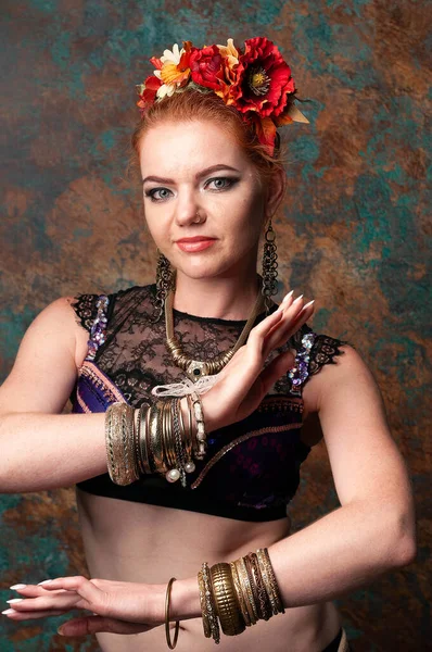 Bela Mulher Traje Dança Ventre Com Rendas Pretas Círculo Vermelho — Fotografia de Stock