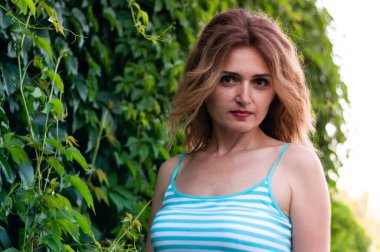 Güzel genç bir kadının portresi. 