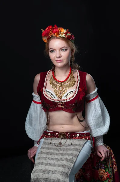 Belle Femme Costume Danse Ukranienne Traditionnelle Avec Collier Doré Cercle — Photo