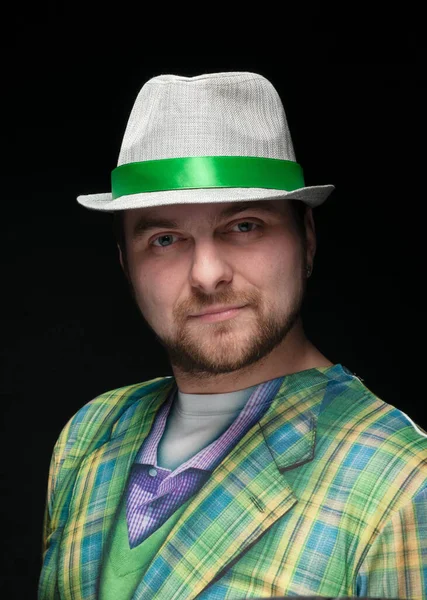 Красивый Бородатый Уверенный Мужчина Серой Стильной Шляпе Зеленой Лентой Клетчатым — стоковое фото