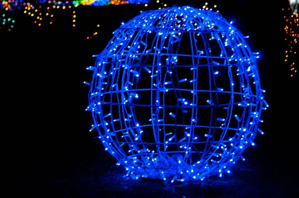 Bola Natal Azul Brilhante Perto Luzes Fundo Preto Com Espaço — Fotografia de Stock