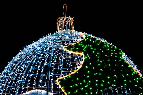 蓝色部分视图 带有绿色圣诞球 明亮的灯光隔离在黑色上 — 图库照片