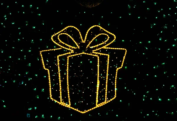 Weicher Fokus Der Gelben Geschenkbox Mit Weihnachtsbeleuchtung Und Band Auf — Stockfoto