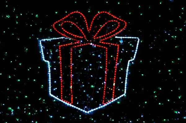 Unfokussierte Rot Weiße Geschenkschachtel Mit Schleife Mit Weihnachtsbeleuchtung Auf Funkelndem — Stockfoto