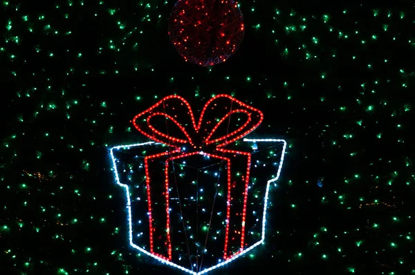 Несконцентрированная Красно Белая Подарочная Коробка Луком Рождественскими Огнями Мячом Блестящем — стоковое фото