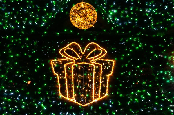 Glanzend Geel Geschenkdoos Met Verlichting Kerstbal Gloeiende Sprankelende Achtergrond Met — Stockfoto