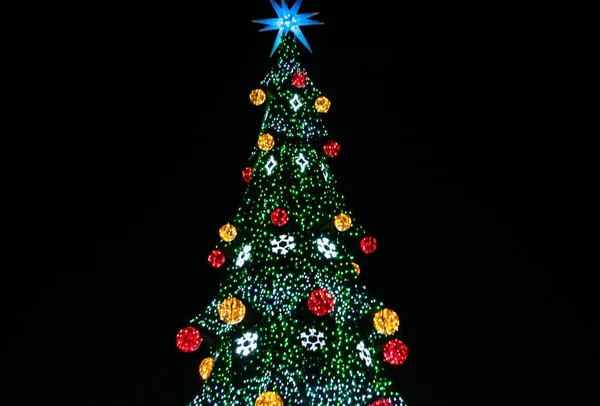 Festlig Julgran Med Ljus Bollar Och Stjärna Isolerad Svart Stockfoto