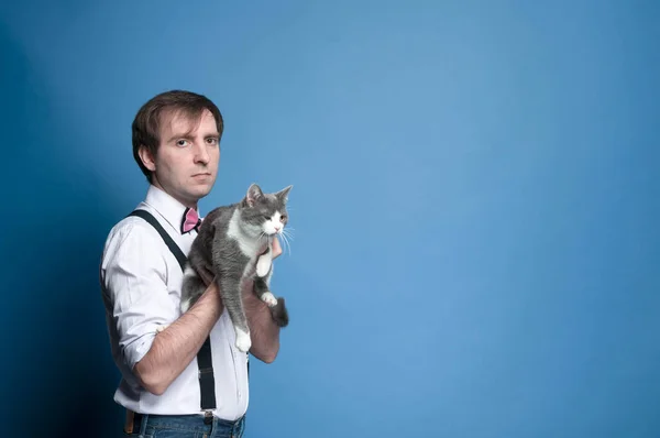 Vue Laterale Du Bel Homme En Chemise Rose Et Noeud Papillon Tenant Chat Gris Et Blanc Mignon Et Regardant La Camera Devant Fond Bleu Avec Espace De Copie Embrassez Amitie Vue Laterale Du Bel Homme En Chemise Rose Et Noeud Papillon Tenant Chat Gris Et Blanc Mignon Et Regardant La Camera Devant Fond Bleu Avec Espace De Copie Embrassez Amitie