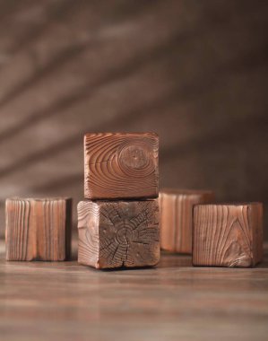 Dokulu ahşap küpler. Ateş le ahşap fırçalama nedeniyle elde edilen doku