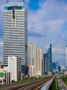Bangkok Tayland modern bina ile gökyüzü tren demiryolu