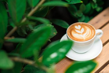 Latte sanat kahve whit Kupası yaprak yeşil ahşap tablo