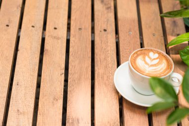 Latte sanat kahve whit Kupası yaprak yeşil ahşap tablo