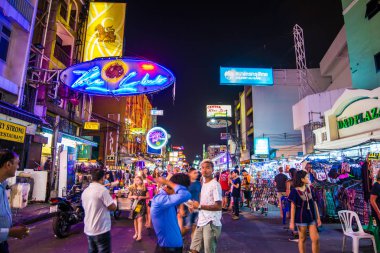 Bangkok, Tayland - 28 Şubat 2015 - Khao San Road, Khao San Yolu 'nu gezen turistler Bangkok gecelerinde yemek yemekten hoşlanan ünlü bir yerdir..