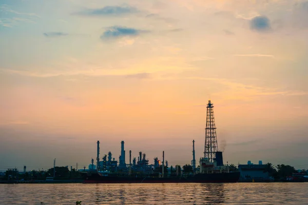 Olie Raffinaderij Petrochemische Industrie Met Rivier Zonsopgang Energie Industrie — Stockfoto