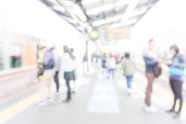 Tren istasyonunda bulanık insanlar acele