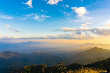 Tatil yaz yeşil sahne dağ gün batımı