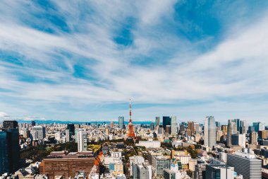 Toyko Skyline modern şehir, kırmızı Tokyo kulesi ve ofis binası, Tokyo Japonya