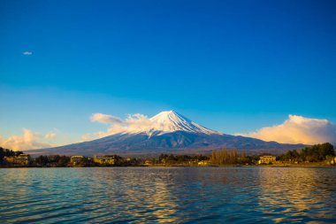 Fuji Dağı Kawaguchigo göl manzaralı kar mavi gökyüzü sabah, Yamanashi Japonya ile birlikte üstün