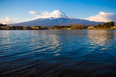Fuji Dağı Kawaguchigo göl manzaralı kar mavi gökyüzü sabah, Yamanashi Japonya ile birlikte üstün