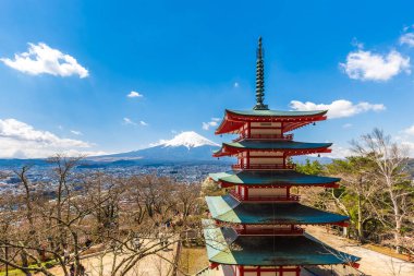 Kırmızı pagoda Shimoyoshida tapınak ile kar Fuji Dağı, Japonya
