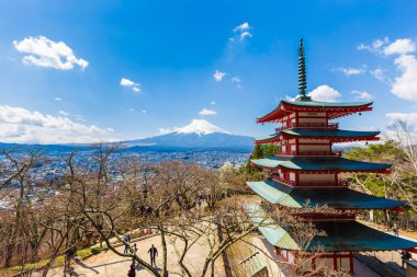 Kırmızı pagoda Shimoyoshida tapınak ile kar Fuji Dağı, Japonya