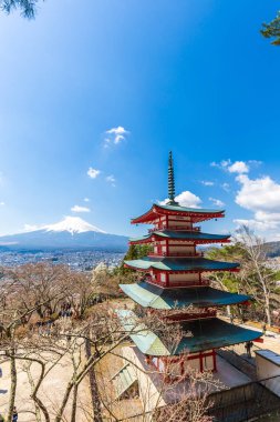 Kırmızı pagoda Shimoyoshida tapınak ile kar Fuji Dağı, Japonya