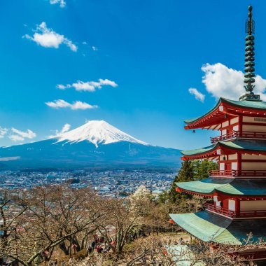 Kırmızı pagoda Shimoyoshida tapınak ile kar Fuji Dağı, Japonya