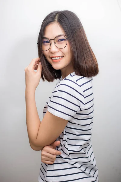 Gafas Asiáticas Para Mujer Sonriendo Sobre Fondo Blanco Belleza Moda —  Fotos de Stock