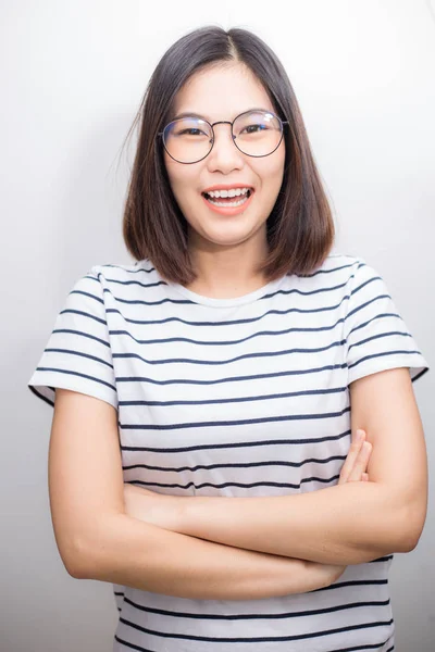 Azjatycka Okulary Kobieta Uśmiechając Się Białym Tle Mody Urody — Zdjęcie stockowe