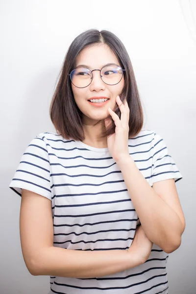 Gafas Asiáticas Para Mujer Sonriendo Sobre Fondo Blanco Belleza Moda —  Fotos de Stock
