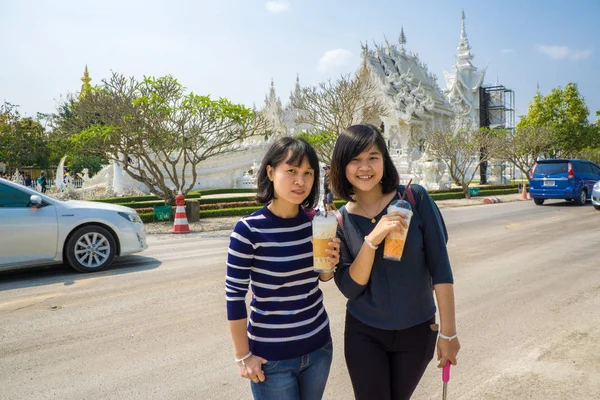 旅游妇女在寺庙里旅行喝冰咖啡 旅游的人 — 图库照片