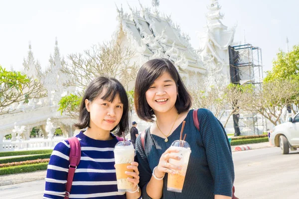 Turistické Ženy Cestovat Chrámu Pití Ledové Kávy Turistické Lidí — Stock fotografie