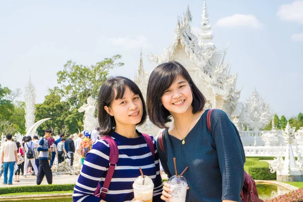 Las Mujeres Turísticas Viajan Templo Bebiendo Con Café Helado Personas — Foto de Stock