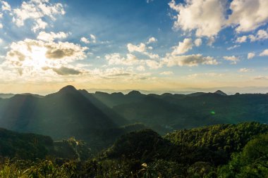 Dağ yeşil ağaç güneşli bulut gökyüzü güneş ışığı, doğa manzara ile
