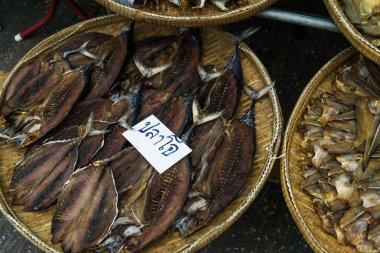 Kurutulmuş lezzetli balık kalamar deniz ürünleri pazarda yerel balıkçılık, gıda sanayî için