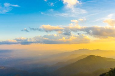 Dağ yeşil ağaç güneşli bulut gökyüzü güneş ışığı, doğa manzara ile