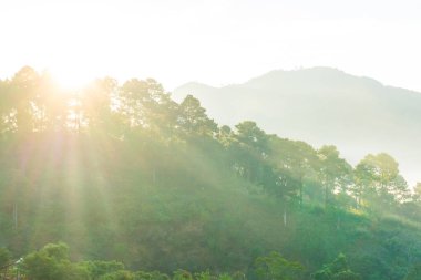 Dağ katman gündoğumu sis bulutu sabah gökyüzü doğa manzara ile