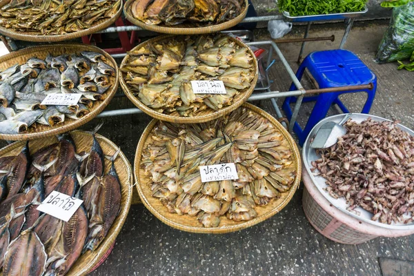 Getrocknete Köstliche Fische Tintenfisch Meeresfrüchte Lokalen Fischmarkt Lebensmittelindustrie — Stockfoto