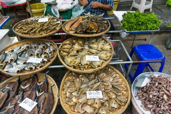 Gedroogd Heerlijke Vis Squid Zeevruchten Lokale Visserij Markt Voedingsindustrie — Stockfoto