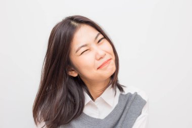 Neşeli Asya genç kamera beyaz arka plan üzerinde gülümseyen